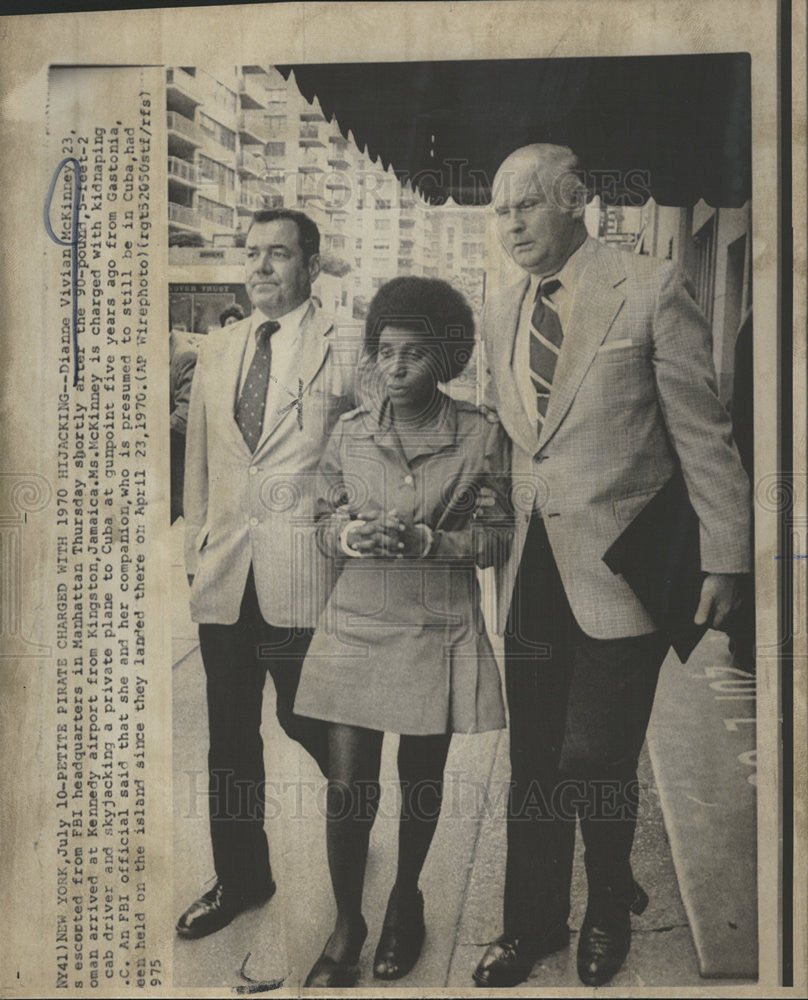 1975 Press Photo Dianne Vivian McKinney in FBI custody - Historic Images