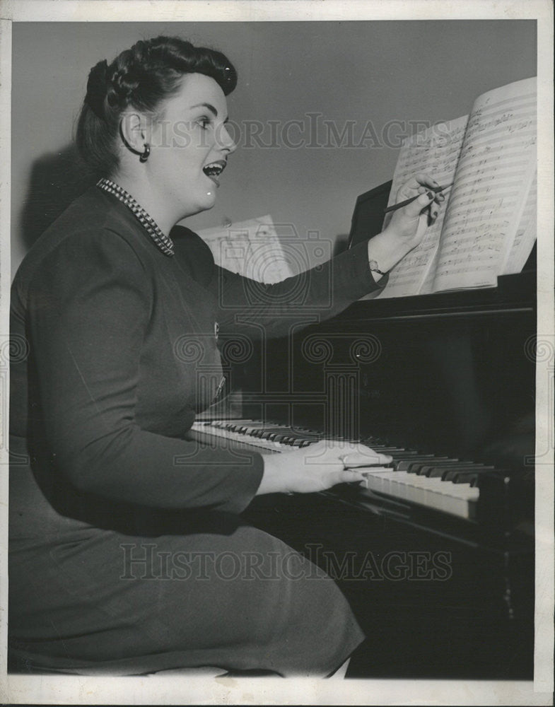 1946 Press Photo Ann McKnight,soprano - Historic Images