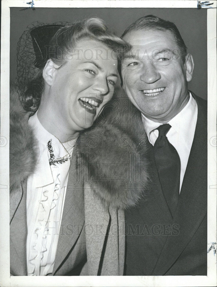 1943 Press Photo Actor Victor McLaglen, Suzanne Rockefeller Brueggenann - Historic Images