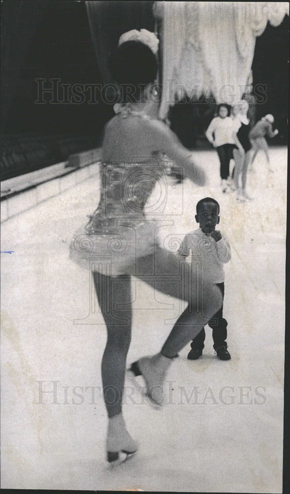 1969 Press Photo Al Johnson,3 watches Ice Capades Charlene McLaren - Historic Images