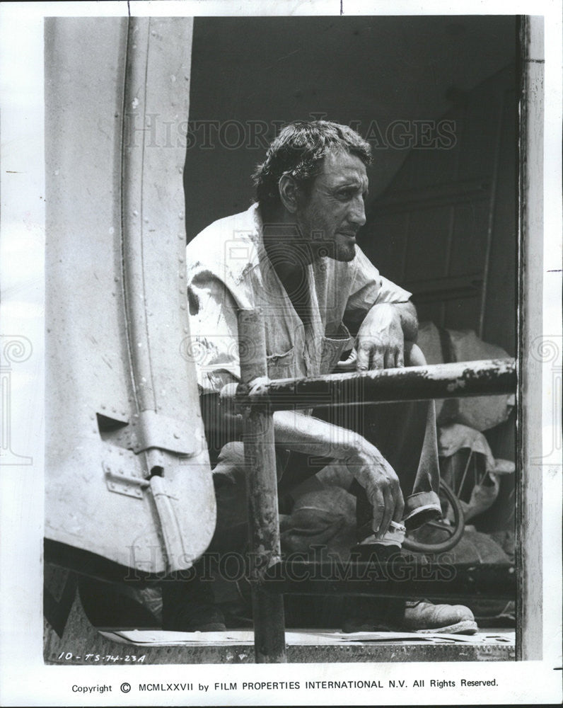 1977 Press Photo Roy Scheider Finds Work in the Dismal South American Village - Historic Images