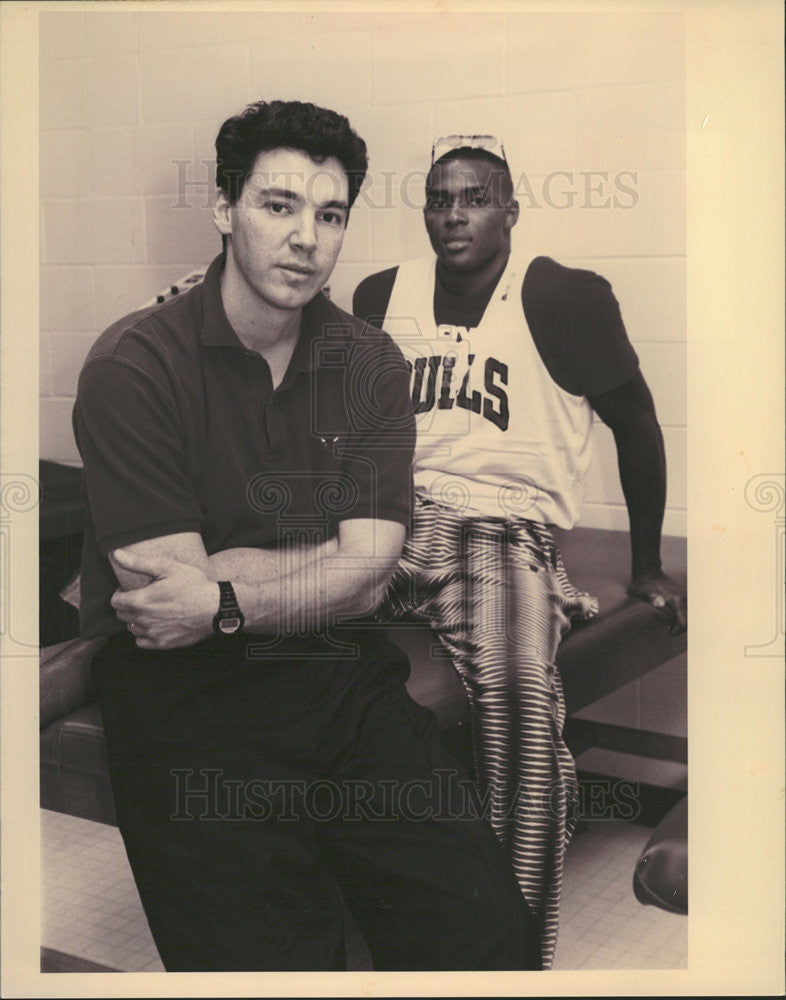 1993 Press Photo Chicago Bulls Trainer Chip Schaefer & Horace Grant Basketball - Historic Images