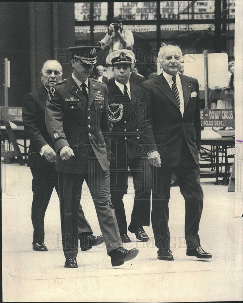 1975 Press Photo West German President Walter Scheel honor guard soldiers - Historic Images