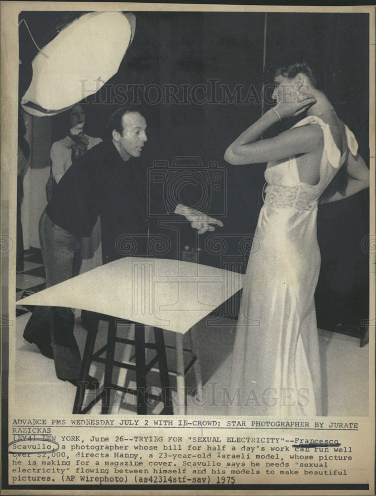 1975 Press Photo Francesco Scavullo Photographer Directing a Model - Historic Images