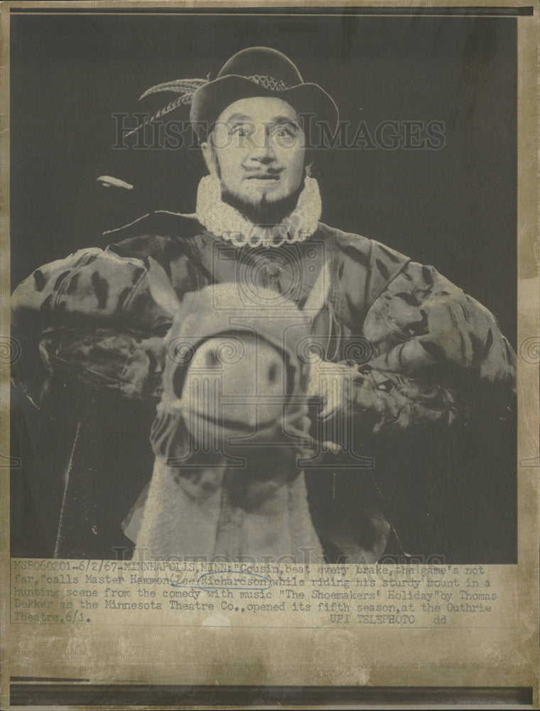 1967 Press Photo Actor Lee Richardson The Shoemakers&#39; Holiday Minnesota Theater - Historic Images