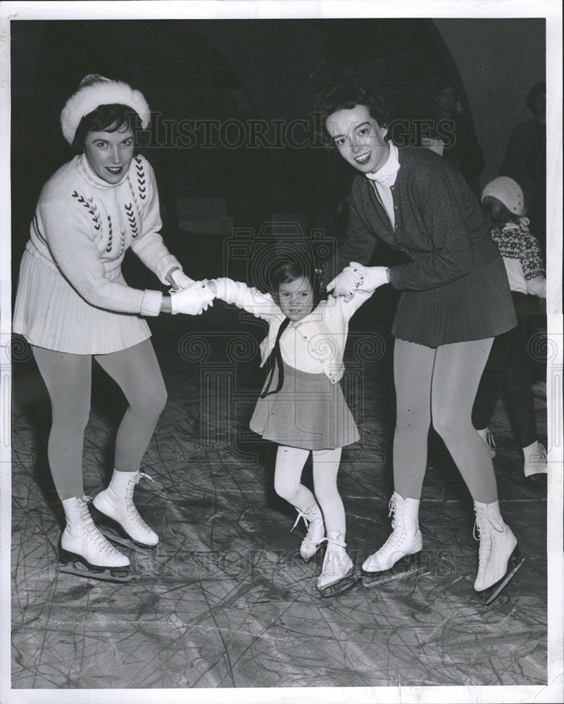 1960 Press Photo Elmer Rich Daughter Lisa Peter Peterson Snow Ball Saddle Cycle - Historic Images