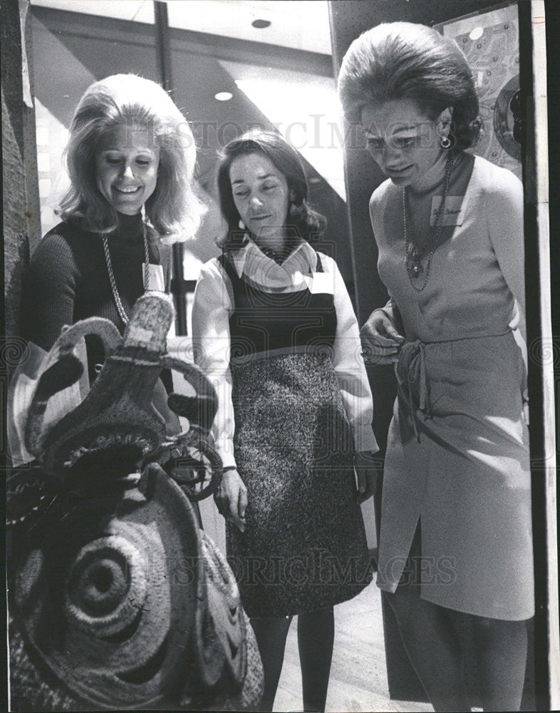 1972 Press Photo WTTW Channel 11 Auction Mrs Rice Mrs Stransky Mrs Bernstein - Historic Images