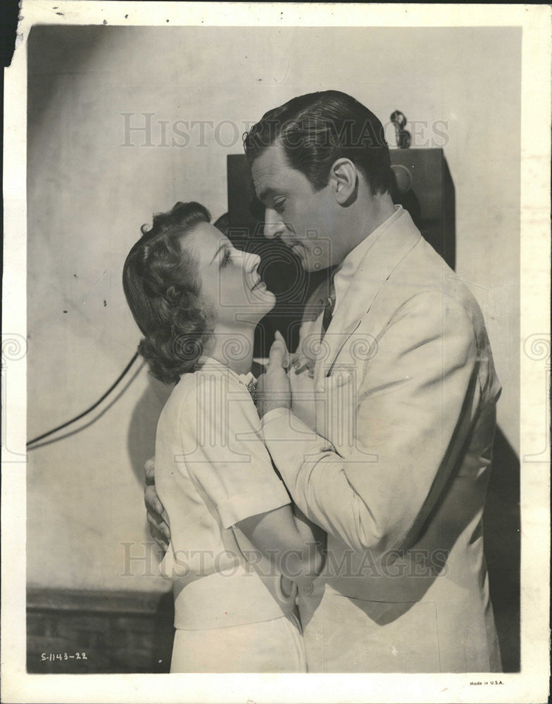 1940 Press Photo Actors Florence Rice And Walter Pidgeon In "Phantom Raiders" - Historic Images