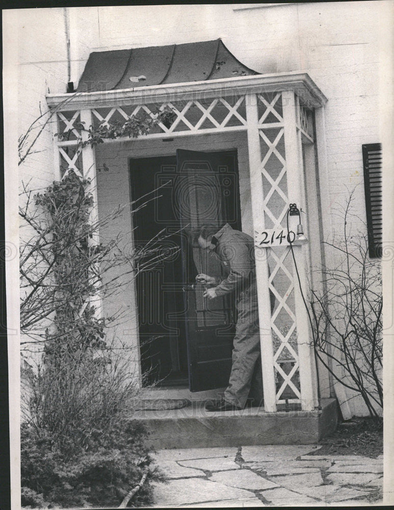 1971 Press Photo FBI Agent Dusting Door Lawrence W. Nortrup Bank Robber - Historic Images