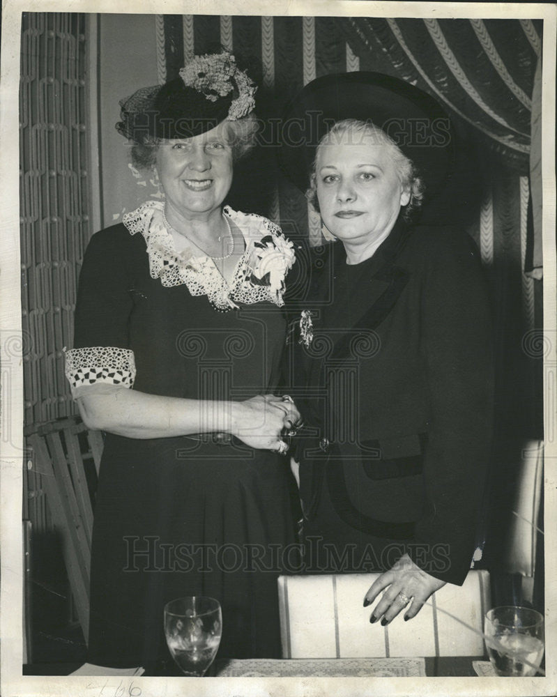 1942 Press Photo Wife of Sears Roebuck President Donald M Nelson &amp; Robert Mellen - Historic Images