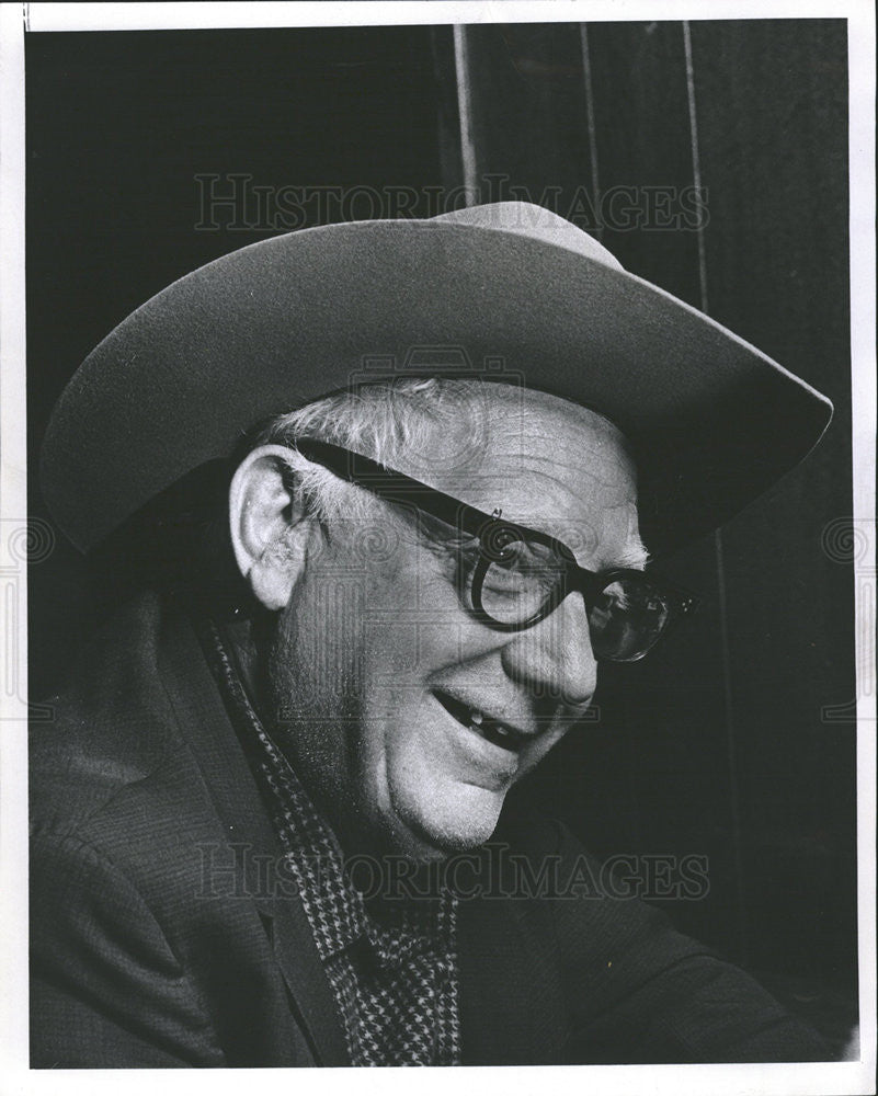 1969 Press Photo Gorilla Actor Carmen Negro Ken Rhoady King Kong Animal Costume - Historic Images