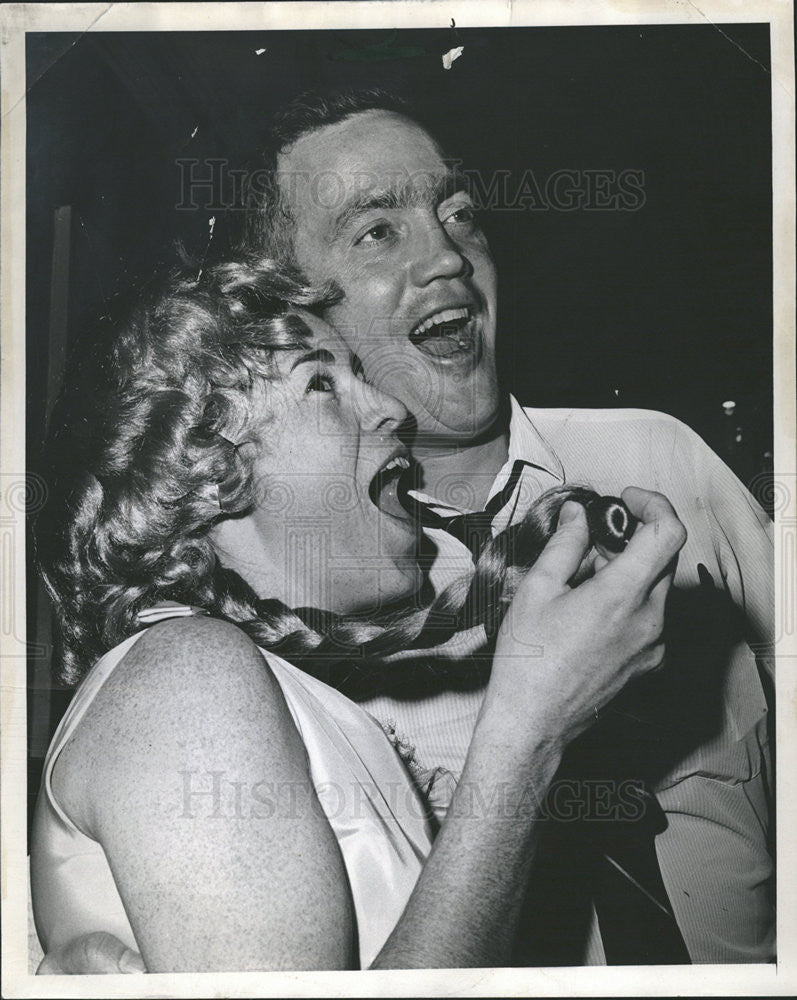 1968 Press Photo Mrs. Peter Negronida Bruce Snow Evanston Revue Duet Singers - Historic Images