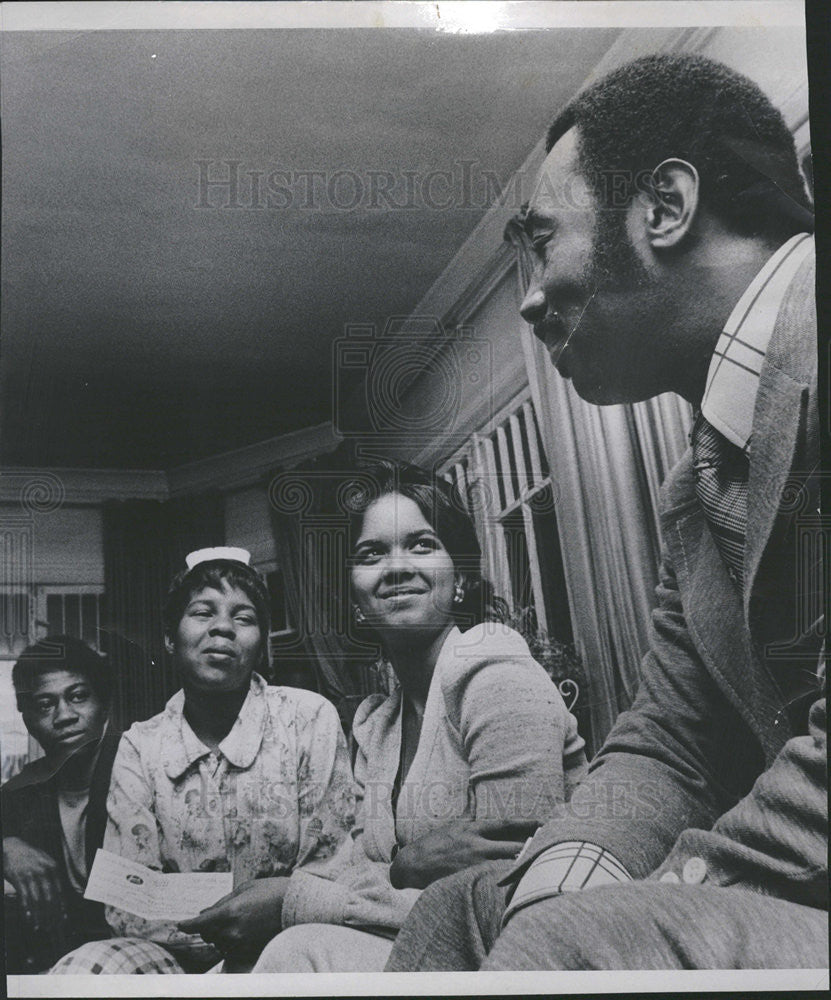 1974 Press Photo Fire Victim Carolyn Richardson Selvin Jones Neighborhood Fund - Historic Images