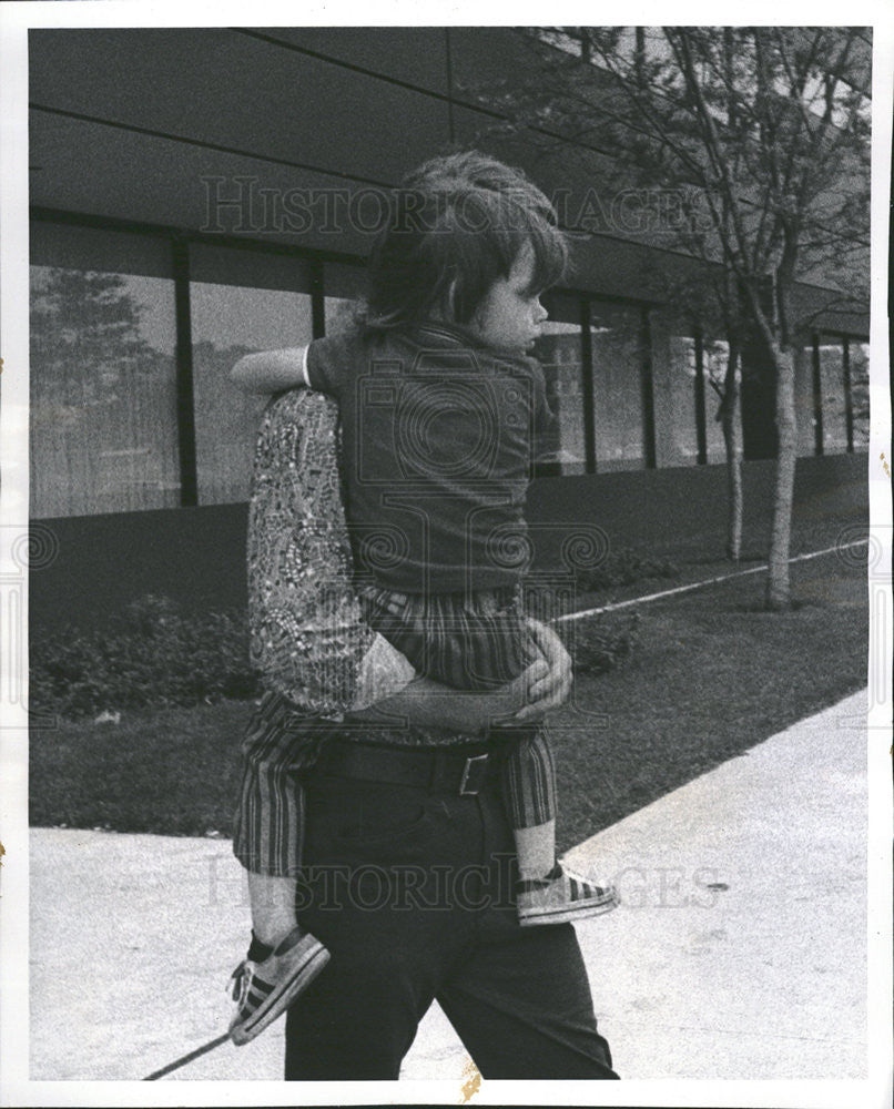 1974 Press Photo Ronald Nelson Carried By William Gere,  Foster Parent - Historic Images