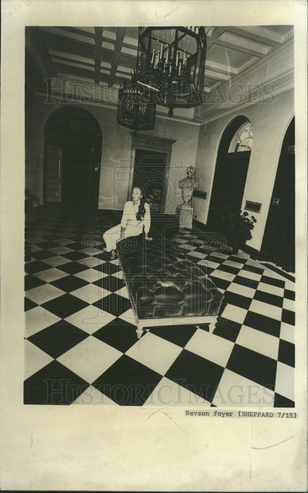 1969 Press Photo Tufted Red Velvet Bench/Black &amp; White Foyer/ Apartment - Historic Images