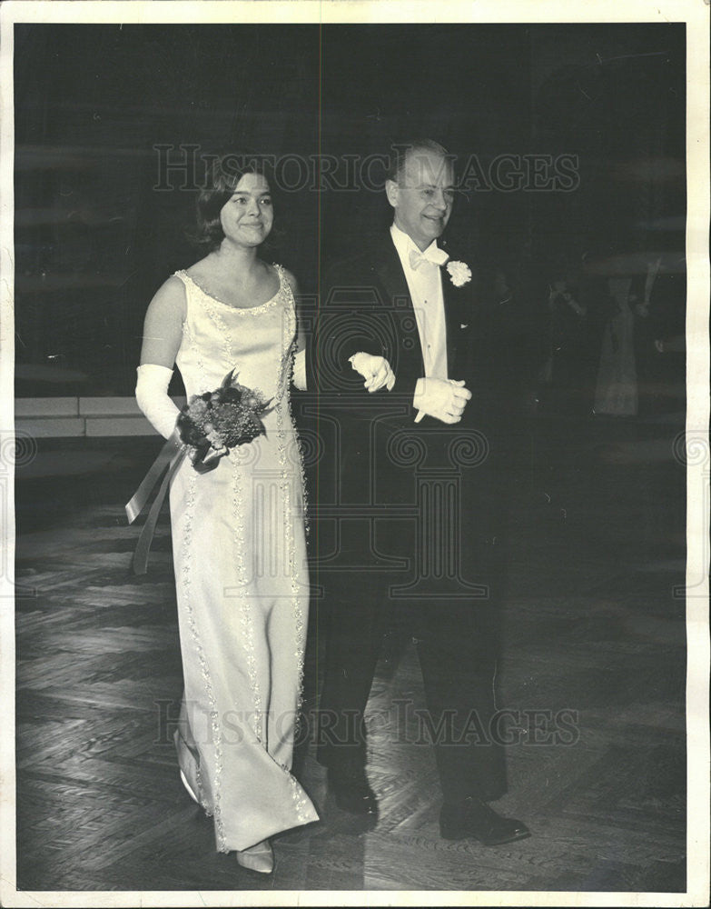 1965 Press Photo Gerald Sivage, Daughter Suzanne, Cotillion, Hilton Hotel - Historic Images