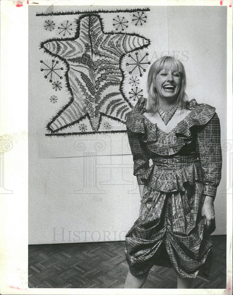 1982 Press Photo Zandra Rhodes in Peplum Dress at School of the Art Institute - Historic Images