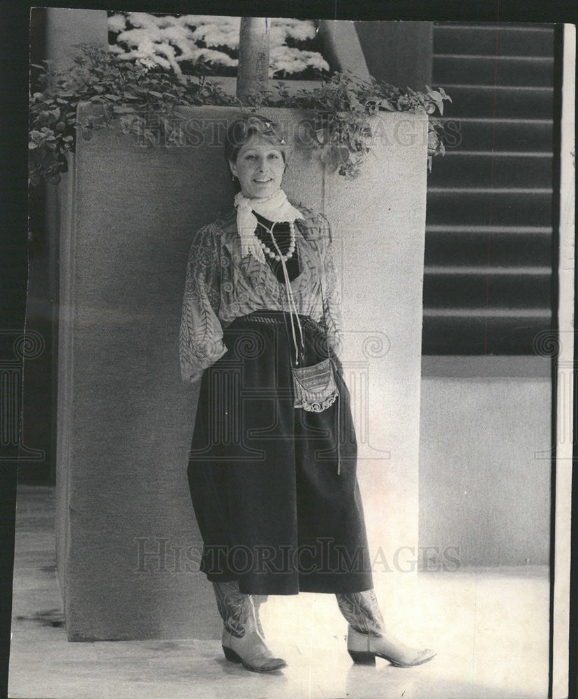 1975 Press Photo Zandra Rhodes at Water Tower Place Chicago in Boots &amp; Skirt - Historic Images