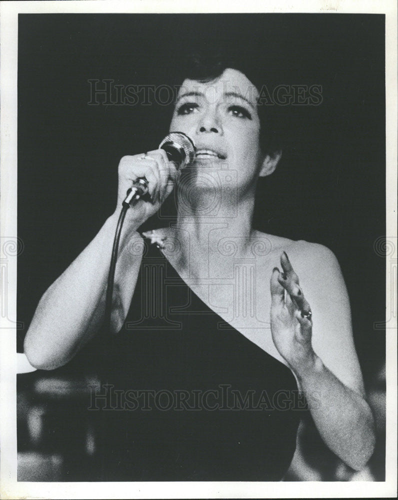 1976 Press Photo  Betty Rhodes, singer. - Historic Images