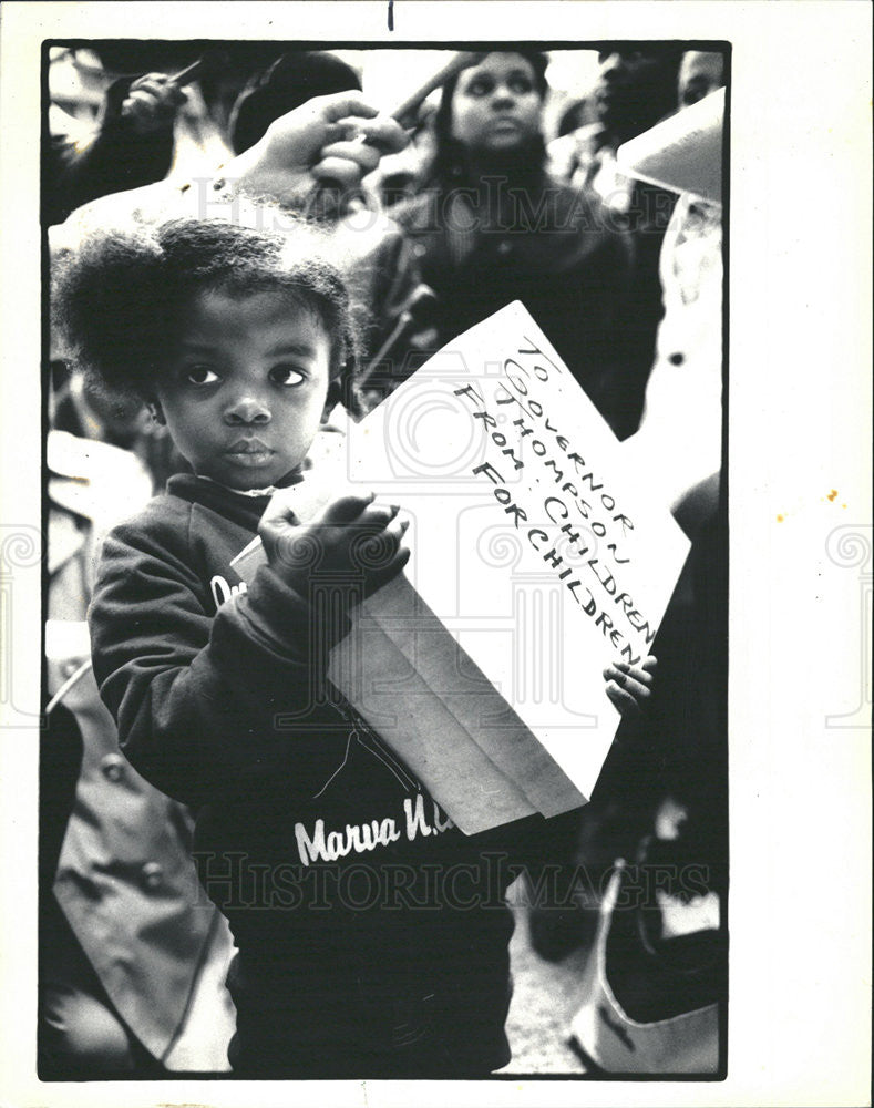 1986 Press Photo Child holding letter to Governor Thompson on poverty. - Historic Images