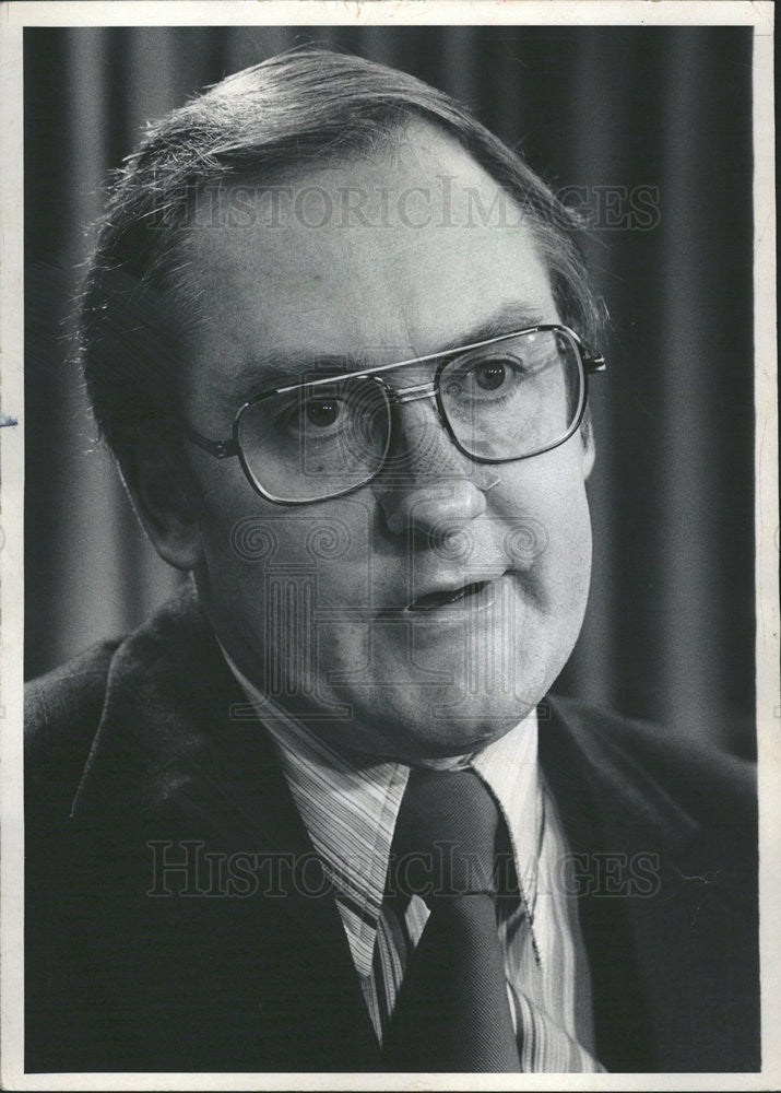 1977 Press Photo Gov. James K. Thomspon, nose injured while playing with dog. - Historic Images