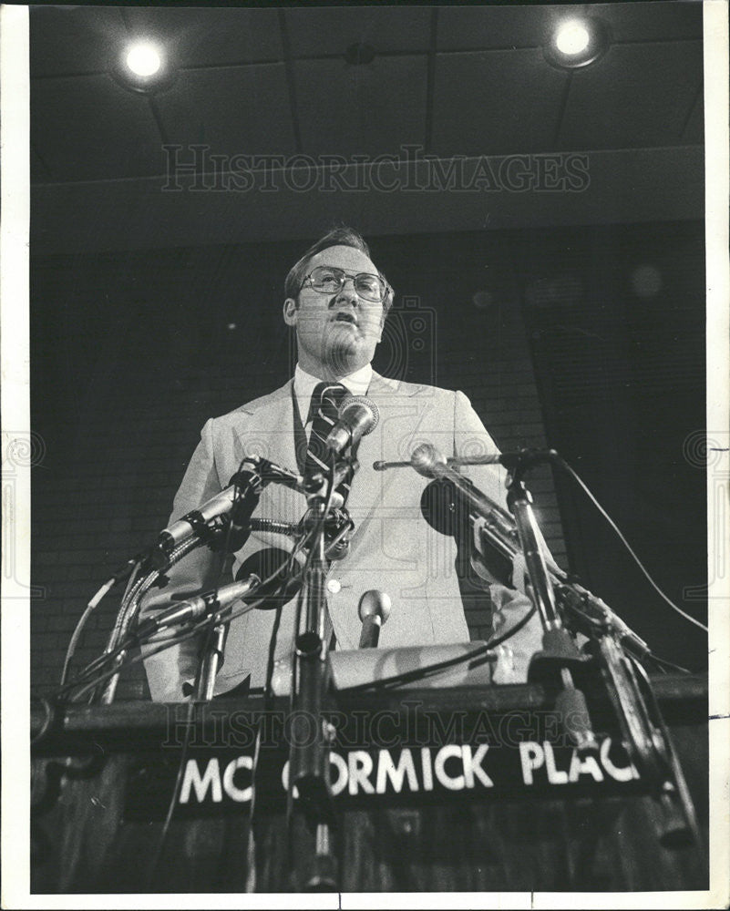 1977 Press Photo Gov. James R. Thompson to veto bill to legalize drug Laetrile. - Historic Images