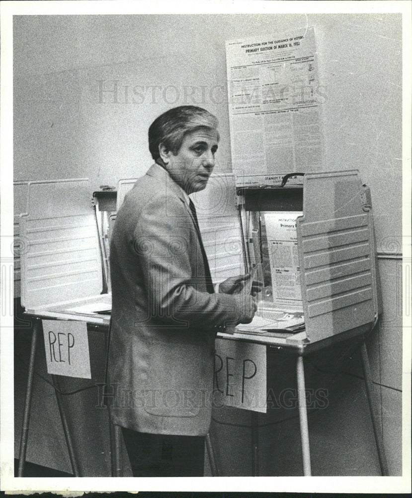 1982 Press Photo GOP candidate for Lt Gov Ill Donald L Totten - Historic Images