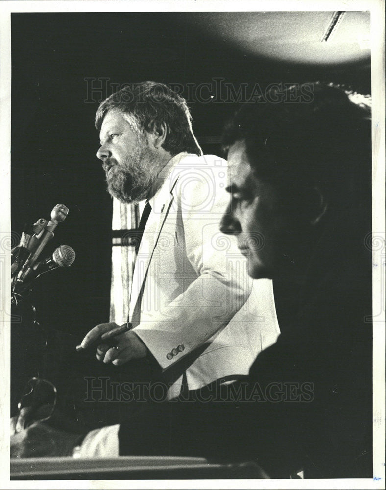 1977 Press Photo Clive Toye sports writer President Lee Stern - Historic Images