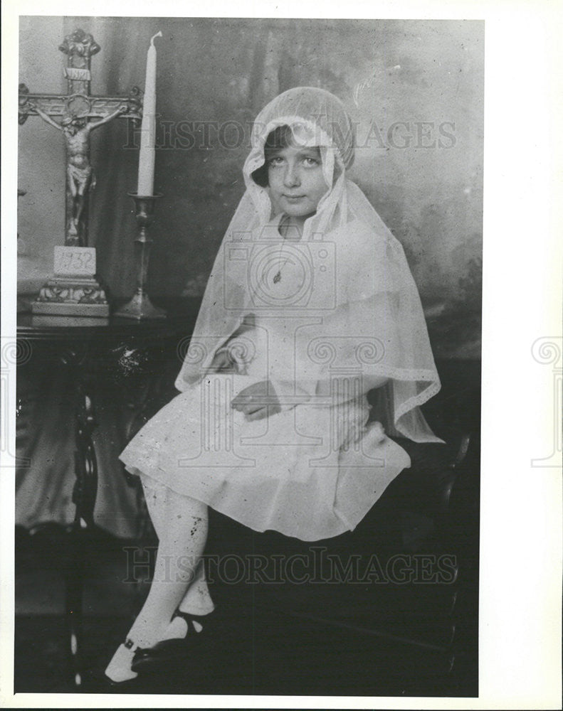 Press Photo Child with Crucifix - Historic Images