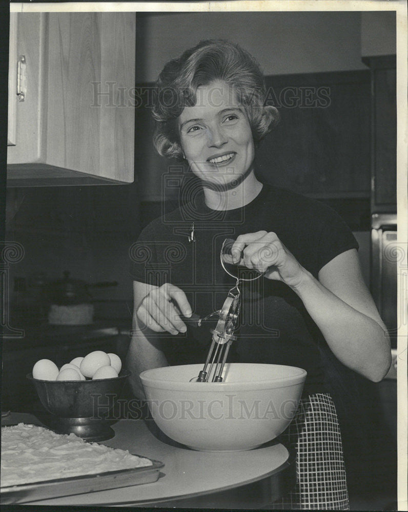 1965 Press Photo Mrs ruce Thorne in the kitchen - Historic Images