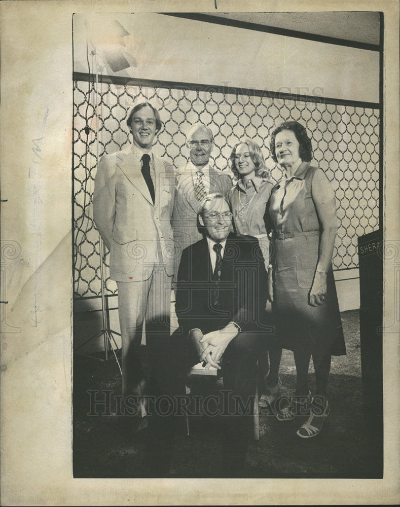 1975 Press Photo James Thompson with His Family as He Annouced Candidacy for Gov - Historic Images