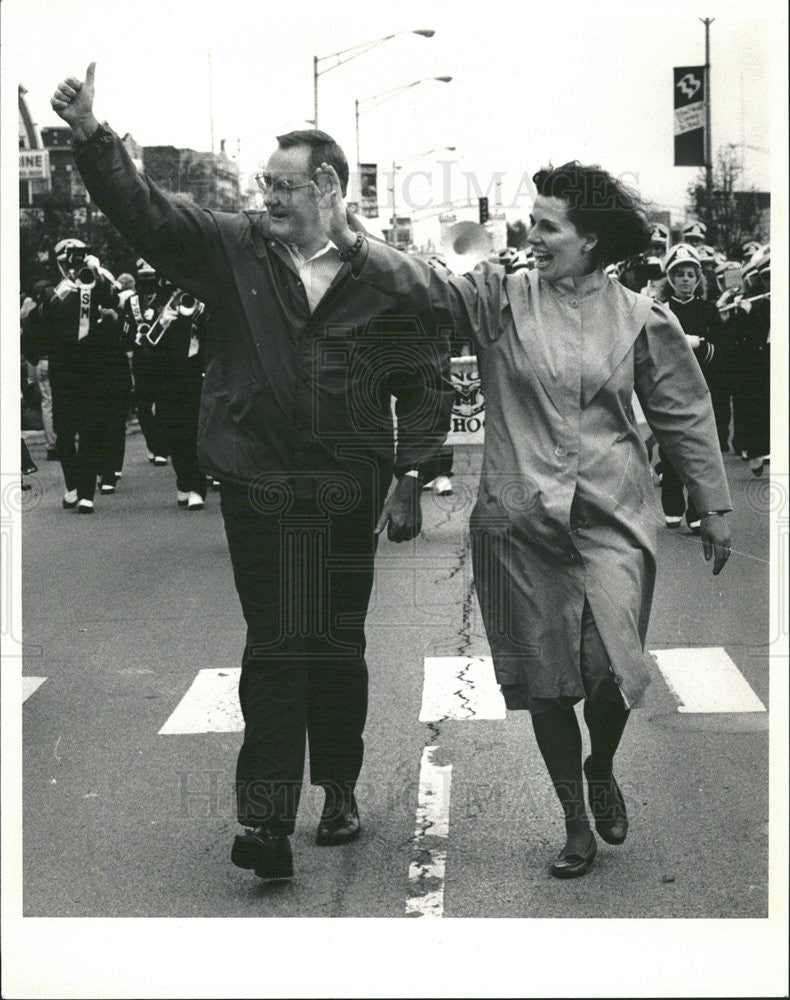 1986 Press Photo Jim Thompson with His Wife Jayne in Hoabie Day Parade - Historic Images