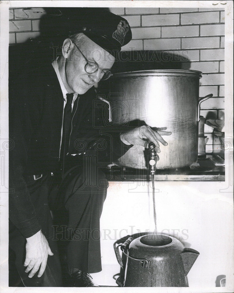 1957 Press Photo Officer Dave Nelligan Makes Coffee For Jail Prisoners - Historic Images