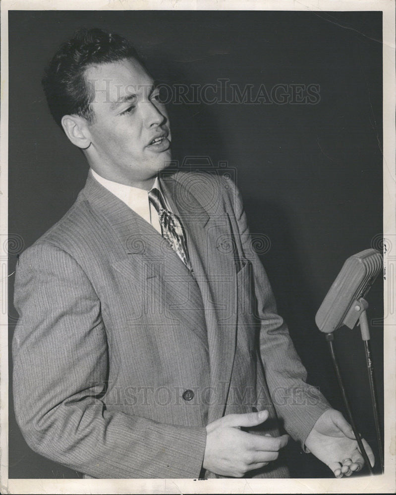 1955 Press Photo Miles Nekolny Sings For Judges At M &amp; M Club - Historic Images