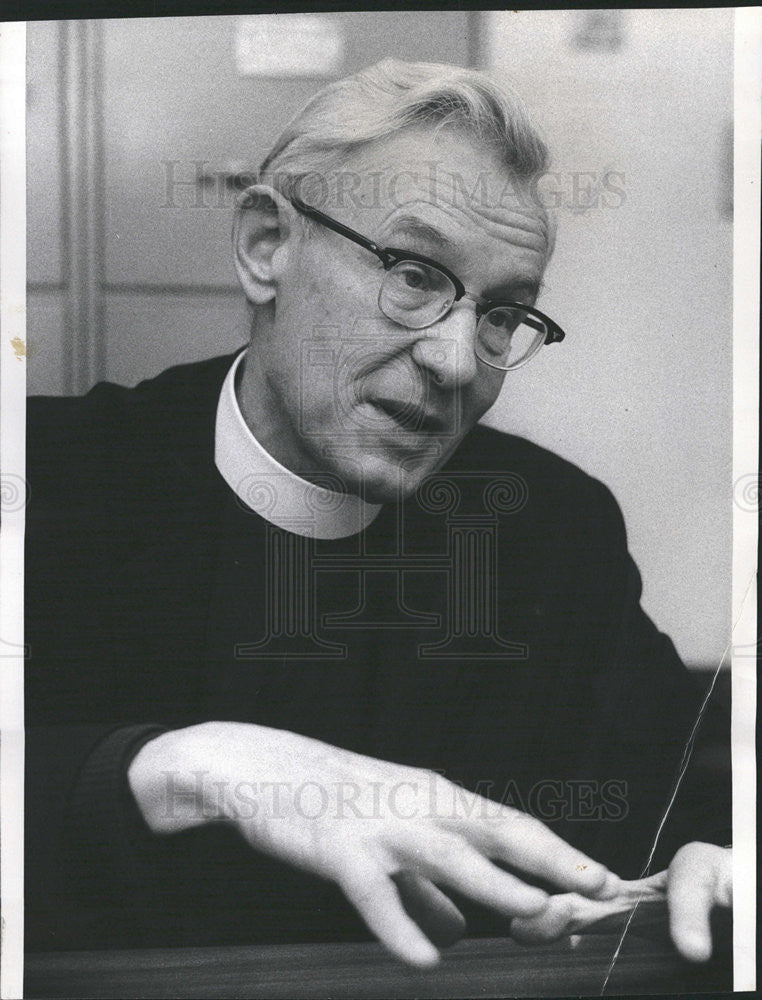 1974 Press Photo Rev. Joseph Prunskis, public information officer for the Nat&#39;l - Historic Images