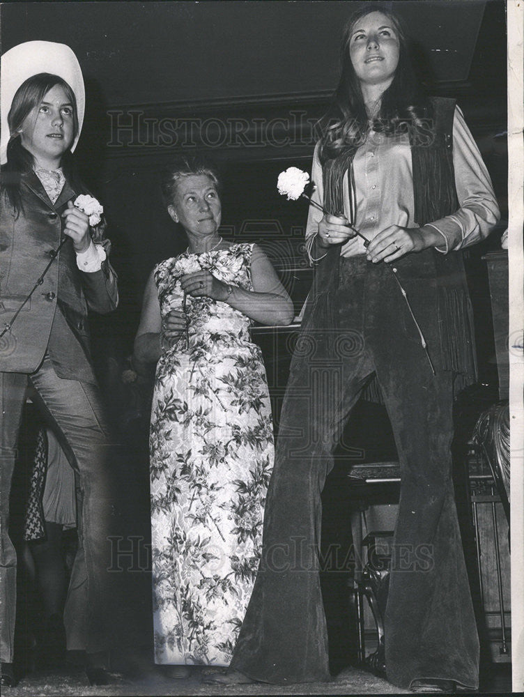 1970 Press Photo Nancy Reichman &amp; Mrs. J. Frederick Lutz at Rummaghe Sale - Historic Images