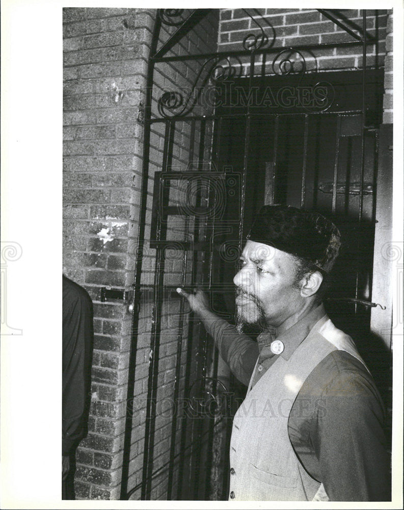 Press Photo Amir Abdul Reico-El shows gang damage - Historic Images