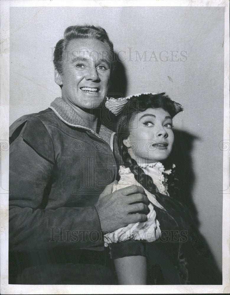 1957 Press Photo Van Johnson Actor Lori Nelson Actress Pied Piper Hamelin - Historic Images