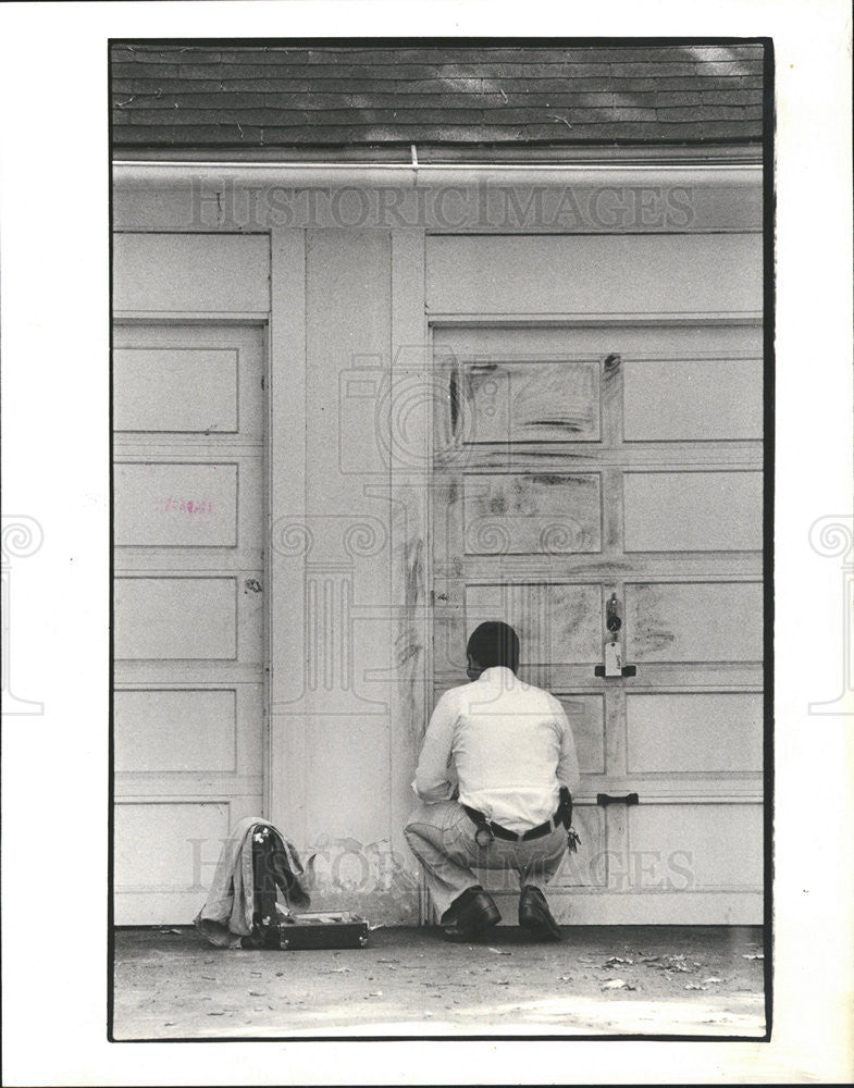 1980 Press Photo Garage Crime Scene of the Murder of Dr. Harold Schwartz &amp; Wife - Historic Images