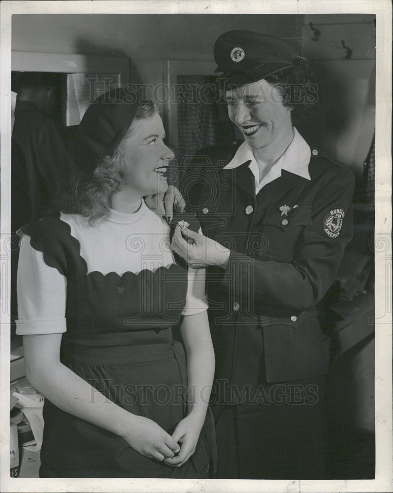 1945 Press Photo Rosemary Rice of &quot;Dear Ruth&quot; Receives Pin From Mrs. Hartford - Historic Images