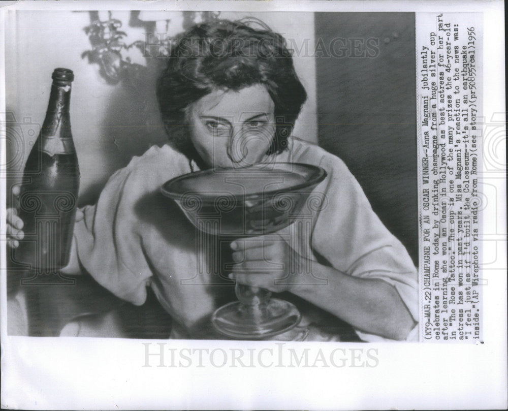 1956 Press Photo Anna Magnani  after winning an Oscar for the &quot;rose Tattoo&quot; - Historic Images