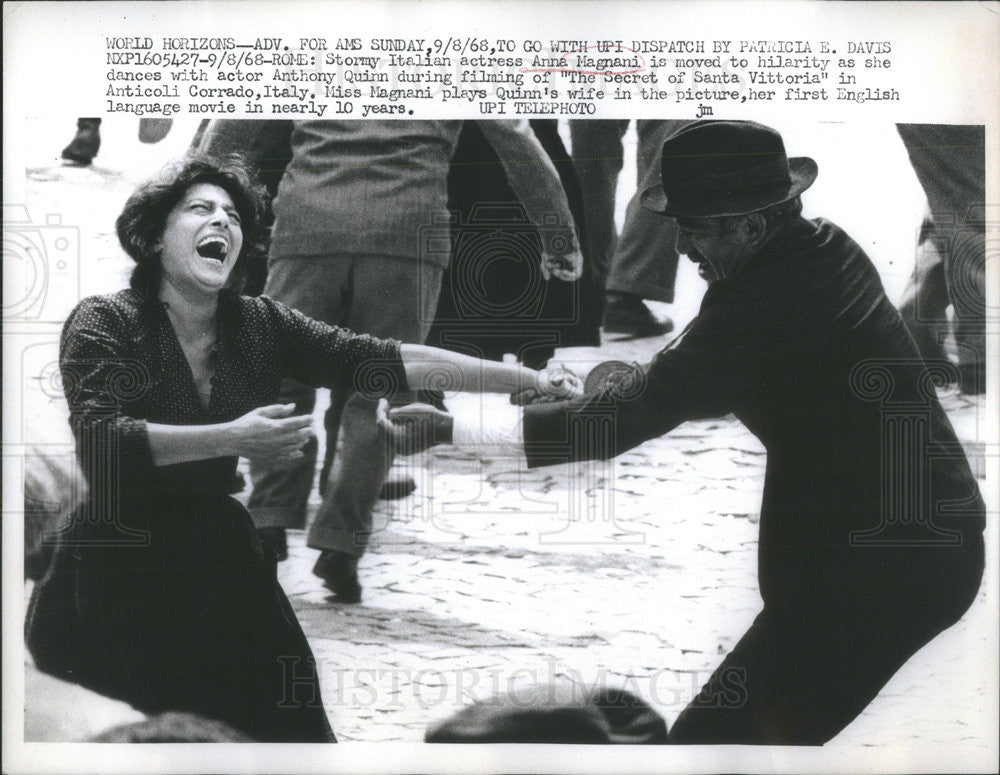 1968 Press Photo Anna Magnani is moved to to laughter dancing with Anthony Quinn - Historic Images