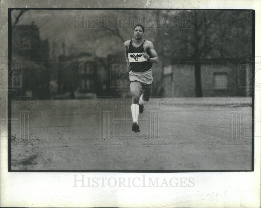 1983 Press Photo Mendel High School Sprinter Steve Tyson - Historic Images