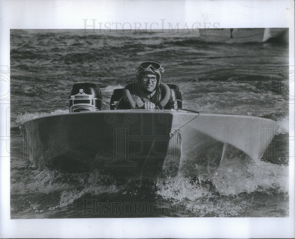 1969 Press Photo Mike Regan Lacrosse Player Manhattan Beach Boat Outboard World - Historic Images