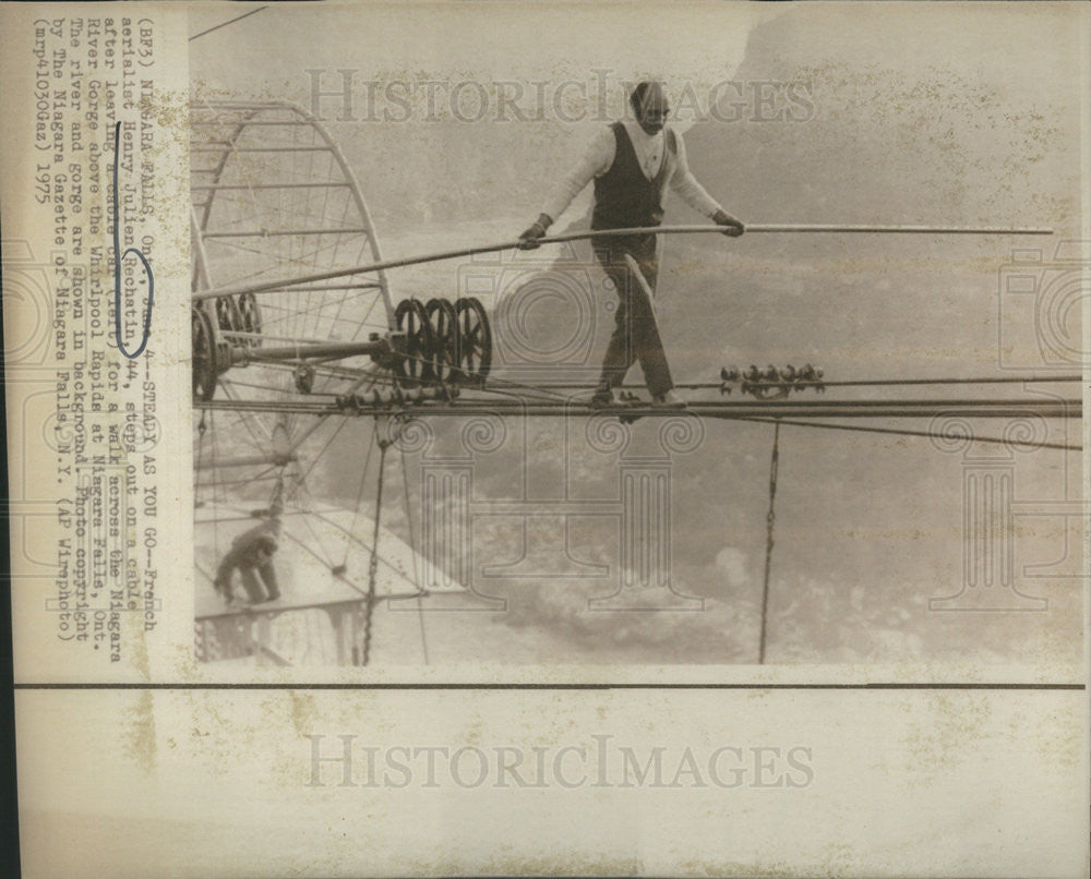 1975 Press Photo French Aerialist Henry Julien Rechatin Niagara River Gorge Walk - Historic Images