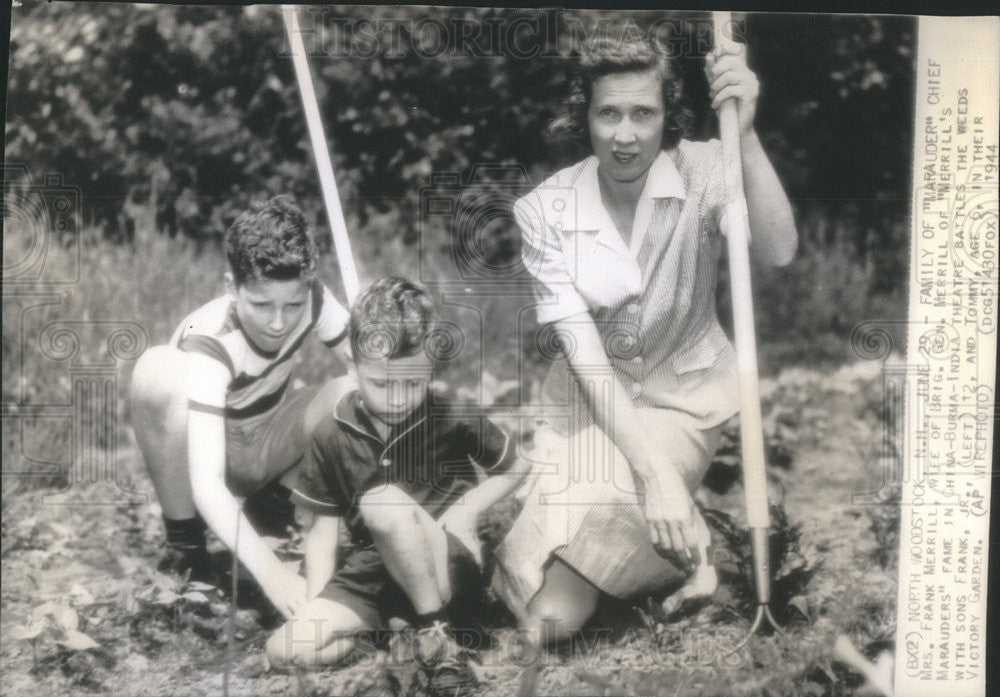 Undated Press Photo Mrs. Frank And children - Historic Images