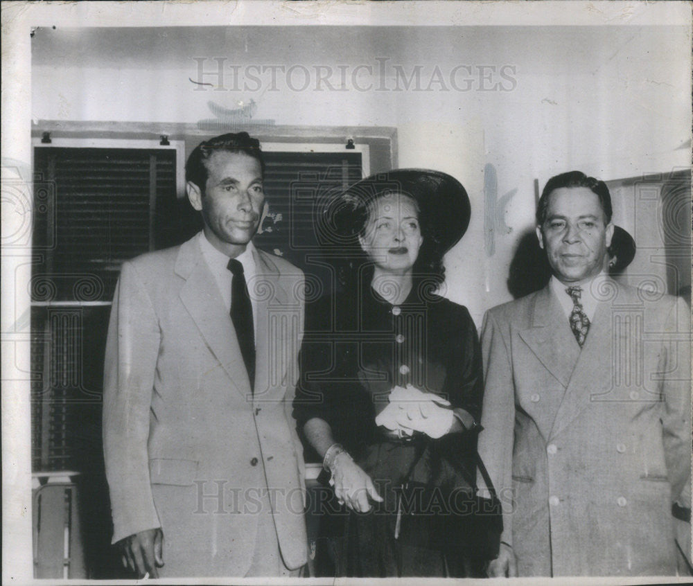 1950 Press Photo Bette Davis & Husband Gary Merrill With Judge Raul Orozco - Historic Images