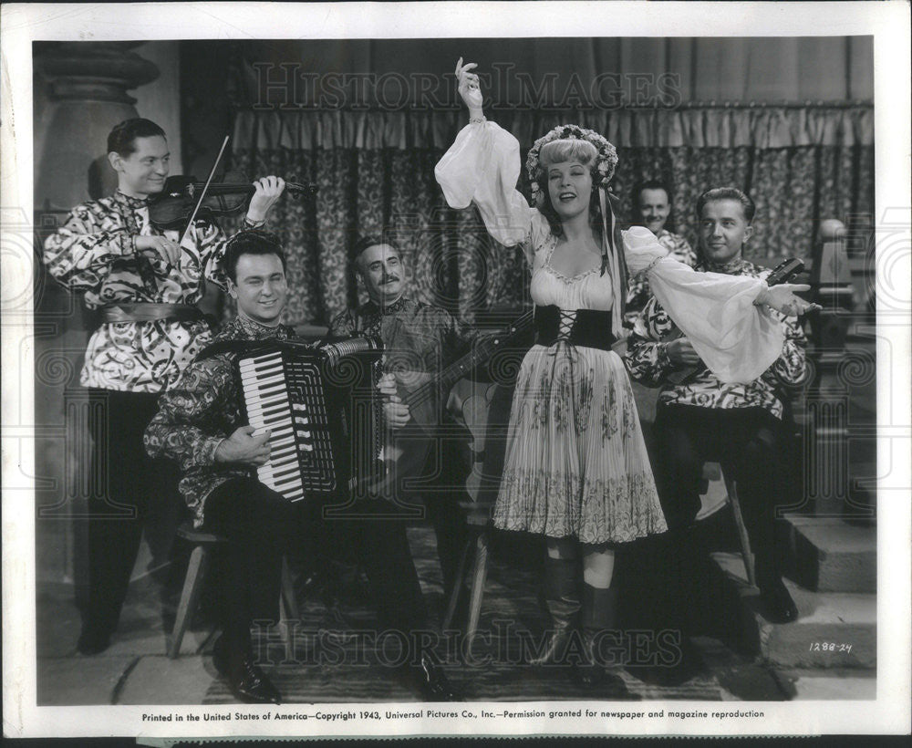 1943 Press Photo Gertrude Niesen He My Guy Comedy Joan Davis Sing Two Guitars - Historic Images