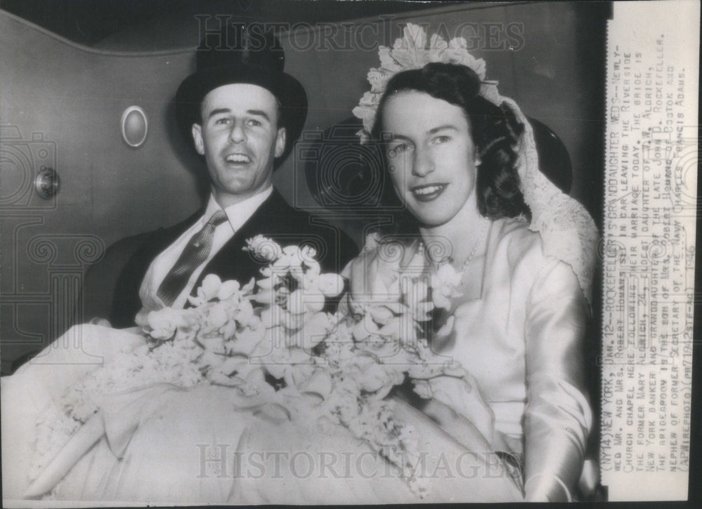 1946 Press Photo Mr. and Mrs. Robert Homans in Car after Wedding - Historic Images