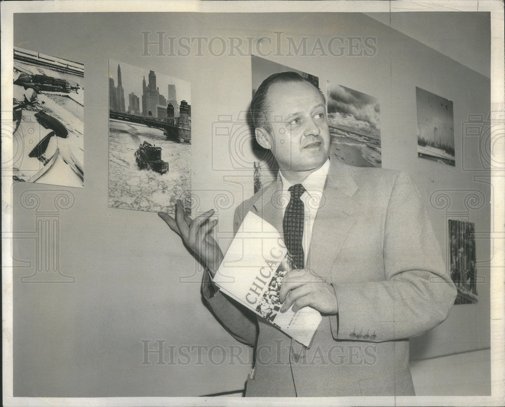 1955 Press Photo Ralph walters admires art exhibit - Historic Images